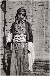 Kurdský příslušník kmene z jižního Kurdistánu, Irák, 1925.