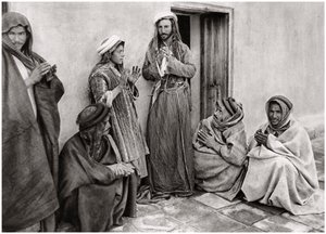 Mullah učící modlitbu k mladému muži, Irák, 1925. od A. Kerim