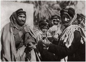 Šejk užívající si slavnou arabskou kávu, Irák, 1925