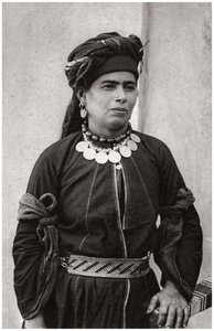 Kurdská dáma ve svém nejlepším kostýmu, Irák, 1925