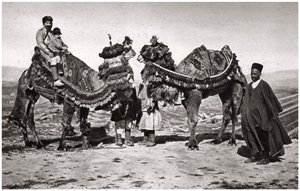 Poutníci se svými velbloudy na cestě do Karbaly, Irák, 1925