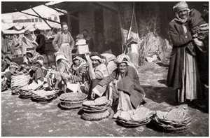 Suq El Khubur, nativní trh s chlebem, Bagdád, Irák, 1925.