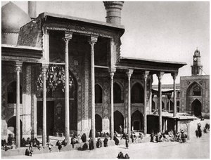 Vstupní brána mešity Kadimain vedoucí k hrobce imáma Moosa Al Kadima, 1925 od A. Kerim