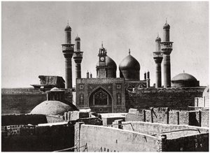 Zlaté kopule a minarety mešity al-Kadhimiya, Bagdád, Irák, 1925