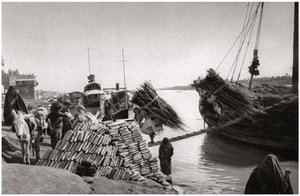 Vykládání nákladu z lodi, Muhaila, Bagdád, Irák, 1925. od A. Kerim