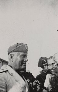 Album "Duce": Benito Mussolini během oficiální návštěvy na Sicílii (černobílá fotografie) od A. Scarlata