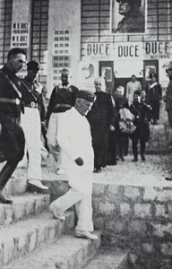 Album "Duce": Benito Mussolini během oficiální návštěvy na Sicílii (černobílá fotografie) od A. Scarlata