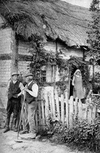 Dva muži si povídají před chatou poblíž Luctonu, Herefordshire, c1922.