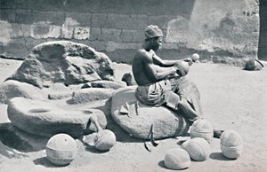 Muž z Yoruby rytí hliněné misky a nádoby na vodu, vnitrozemí Lagos, jižní Nigérie, 1912 od A. W. Gelston