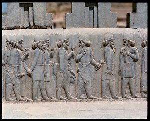 Pohled na reliéfy severních schodů od Achaemenid