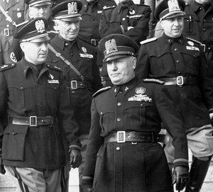 Mussolini na vojenské přehlídce (čb foto)