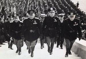 Mussolini na vojenské přehlídce (čb foto)