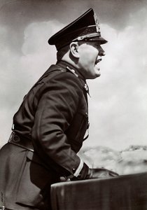 Mussolini pronáší projev (černobílá fotografie)