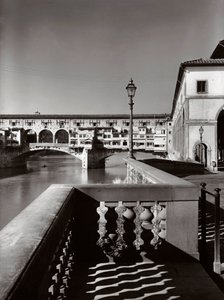 Ponte Vecchio, Florencie, Itálie, kolem roku 1955 (černobílá fotografie) od Achille Villani
