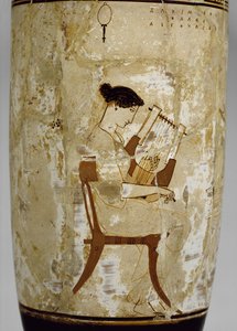 Podkrovní bíle broušený lekythos zdobený ženou hrající na citharu (glazovaná terakota) od Achilles Painter