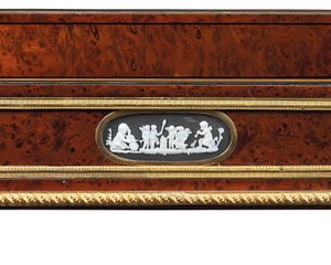 Ormolu z pozdního Ludvíka XVI. a travailleuse z mahagonového tisového dřeva a mahagonu (ormolu, tisu a mahagonu) od Adam Weisweiler