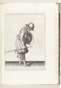 Cvičení Štít a bodec: Voják si položí bodec na zem vedle pravé nohy (č. 16), 1618 Nassausche Wapen-Handelinge, van Schilt, Spies, Rappier a Targe: vyobrazeny beyde figuerlick a zarámované podle nového řádu [z] (...) M od Adam van Breen