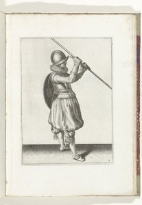 Cvičení Štít a bodec: Voják s bodcem zahnutým do obou rukou a štítem na zádech (č. 2), 1618 Nassausche Wapen-Handelinge, van Schilt, Spies, Rappier a Targe: beyde figuerlick vyobrazeny a zarámované podle nového řádu [va od Adam van Breen