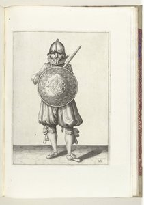 Cvičení Štít a bodec: Voják stojí v klidu, jeho rapír spočívá na levém rameni za štítem (č. 23), 1618 Nassausche Wapen-Handelinge, van Schilt, Spies, Rappier a Targe: zobrazeno beyde figuerlick, ende zarámováno po n od Adam van Breen
