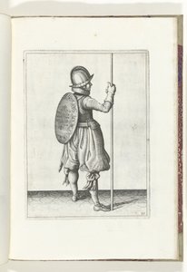 De exercitie met schild en spies: de soldaat staande met de spies rustend op de grond naast de rechtervoet (nr. 30), 1618 De Nassausche Wapen-Handelinge, van Schilt, Spies, Rappier ende Targe : beyde figuerlick afgebeelt, ende gestelt na de nieu ordening   od Adam van Breen