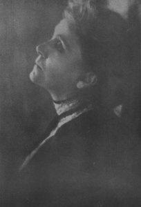 Paní Eleonora Duse (černobílá fotografie)