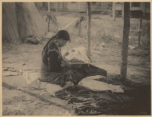 [Žena národa Meskwaki se věnuje korálkování]
 od Adolph F. Muhr