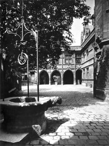Cluny Hotel při pohledu ze dvora, Paříž