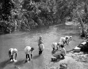 Ženy perou prádlo v řece, Port Antonio, Jamajka, c1905
