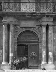 Skupina školáků opouštějících Hotel de Ville, c.1890-99 od Adolphe Giraudon