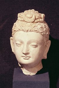 Hlava Buddhy, řecko-buddhistický styl, z Hadda (štuk)