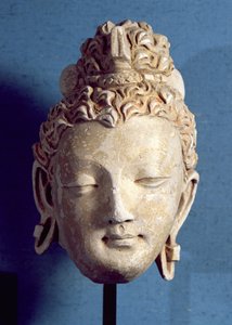 Hlava usmívajícího se Buddhy, řecko-buddhistický styl, z Haddy, 1.-4. století (štuk)