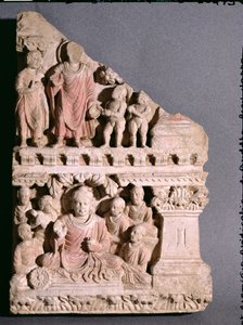 Scény ze života Buddhy: Nabídka misky prachu a první kázání, řecko-buddhistický styl, z Hadda, 1.-4. století (vápenec)