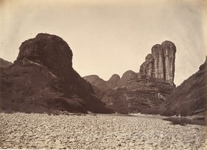 Piled Stone Mountain poblíž Sing Chang, ca. 1869.