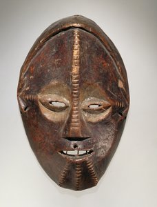 Maska, Ngbaka Culture, z Demokratické republiky Kongo (dřevo s pigmentem)