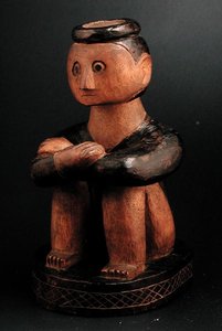 Sedící postava muže s čelenkou, Tsonga, Mosambik, konec 19. století (dřevo) od African