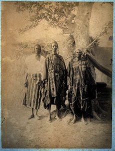 Tři senegalští muži v tradičním kostýmu (černobílá fotografie)