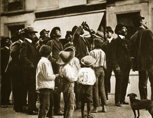 Pouliční dav v Mexico City pozorující Halleyovu kometu, duben 1910 od Agustin Victor Casasola