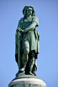 Kolosální socha Vercingetorixe (72-46 př.nl), galského vůdce - Socha Millet Aime (1819-1891) 6,60 m vysoká erige v roce 1865 na západní části Mont Auxois (základna 7 m vysoká od Viollet Le Duc) Alise Sainte Reine 1865