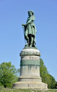 Kolosální socha Vercingetorixe (72-46 př.nl), galského vůdce - Socha Millet Aime (1819-1891) 6,60 m vysoká erige v roce 1865 na západní části Mont Auxois (základna 7 m vysoká od Viollet Le Duc) Alise Sainte Reine 1865