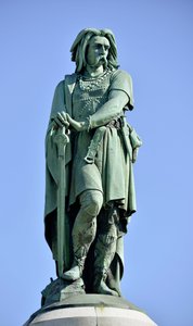 Kolosální socha Vercingetorixe (72-46 př.nl), galského vůdce - Socha Millet Aime (1819-1891) 6,60 m vysoká erige v roce 1865 na západní části Mont Auxois (základna 7 m vysoká od Viollet Le Duc) Alise Sainte Reine 1865