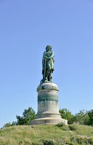 Kolosální socha Vercingetorixe (72-46 př.nl), galského vůdce - Socha Millet Aime (1819-1891) 6,60 m vysoká erige v roce 1865 na západní části Mont Auxois (základna 7 m vysoká od Viollet Le Duc) Alise Sainte Reine 1865