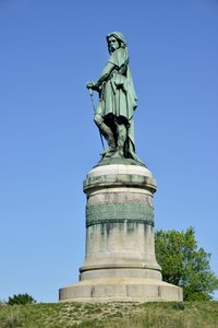 Kolosální socha Vercingetorixe (72-46 př.nl), galského vůdce - Socha Millet Aime (1819-1891) 6,60 m vysoká erige v roce 1865 na západní části Mont Auxois (základna 7 m vysoká od Viollet Le Duc) Alise Sainte Reine 1865