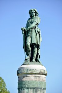 Kolosální socha Vercingetorixe (72-46 př.nl), galského vůdce - Socha Millet Aime (1819-1891) 6,60 m vysoká erige v roce 1865 na západní části Mont Auxois (základna 7 m vysoká od Viollet Le Duc) Alise Sainte Reine 1865