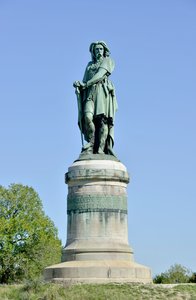 Kolosální socha Vercingetorixe (72-46 př.nl), galského vůdce - Socha Millet Aime (1819-1891) 6,60 m vysoká erige v roce 1865 na západní části Mont Auxois (základna 7 m vysoká od Viollet Le Duc) Alise Sainte Reine 1865