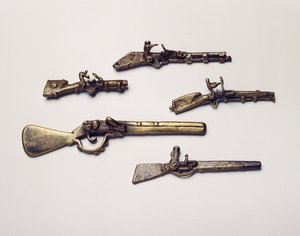 Zlatá závaží odlitá ve tvaru pistolí (mosaz)