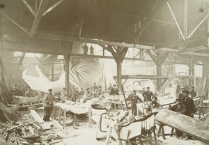 Muži v dílně tlučou měděné plechy pro stavbu sochy svobody, 1883