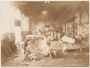 Muži v dílně tvarující plechy mědi pro stavbu sochy svobody, Paříž, 1883