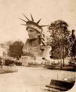 Hlava socha svobody vystavená v Paříži 1883