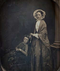 Bez názvu Žena v čepici a šálu se svým sedícím synem, c. 1850. Tvůrci: Albert Sands Southworth, Josiah Johnson Hawes. od Albert Sands Southworth, Josiah Johnson Hawes