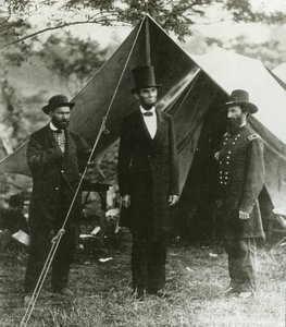 Abraham Lincoln s Allanem Pinkertonem a generálmajorem Johnem A. McClernandem, 1862